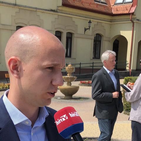 Rónai Sándor az ATV-nek nyilatkozik